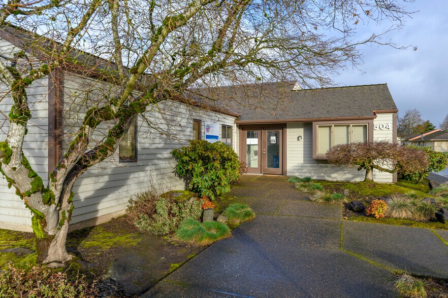 504 Villa Rd, Newberg, OR à vendre - Photo principale - Image 1 de 40