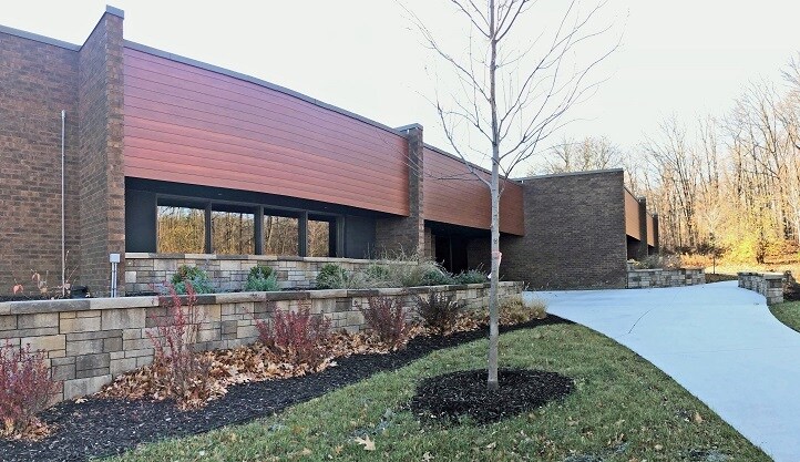 165 Bishops Way, Brookfield, WI à louer - Photo du bâtiment - Image 2 de 4