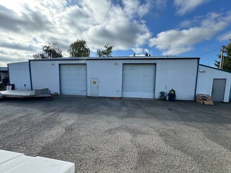 Office & Warehouse Portfolio Sale portefeuille de 2 propriétés à vendre sur LoopNet.ca - Photo du bâtiment - Image 2 de 9