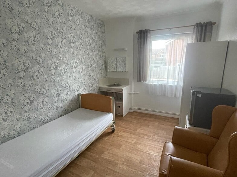 18 Compton Av, Luton for sale - Interior Photo - Image 2 of 21