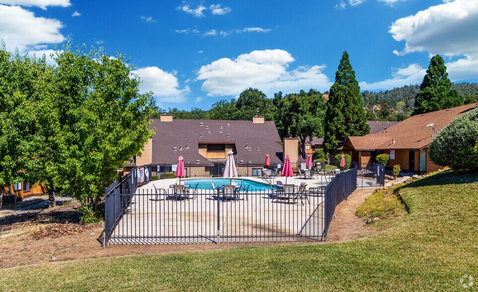 20230 Grouse Way, Sonora, CA à vendre - Photo du bâtiment - Image 2 de 21