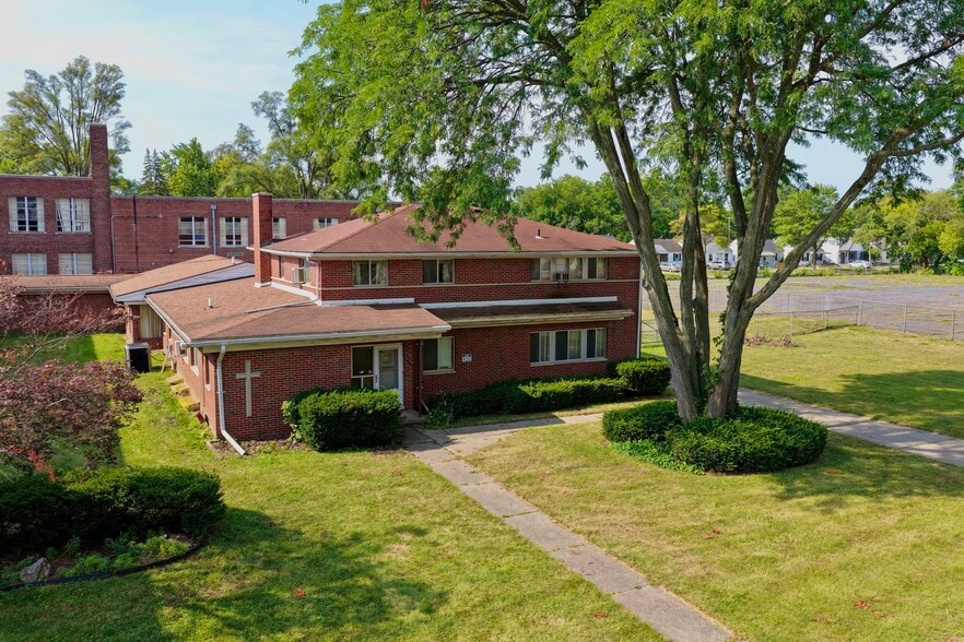 26123 McDonald St, Dearborn Heights, MI for lease - Building Photo - Image 3 of 32