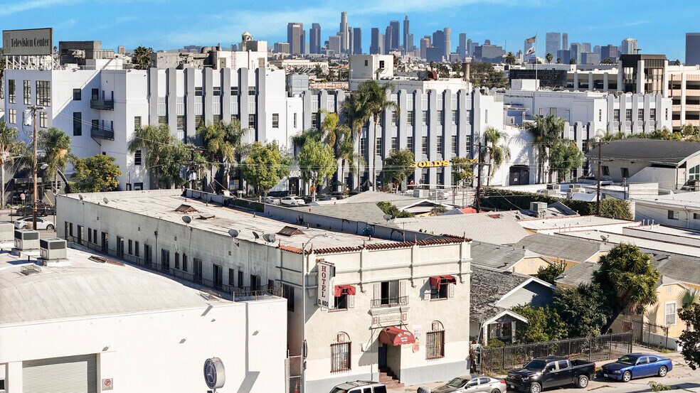 1042 N Wilcox Ave, Los Angeles, CA à vendre - Photo du bâtiment - Image 1 de 15