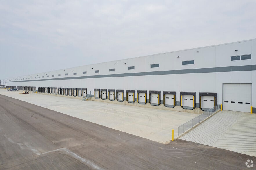 5675 58 Av SE, Calgary, AB for lease - Building Photo - Image 2 of 3