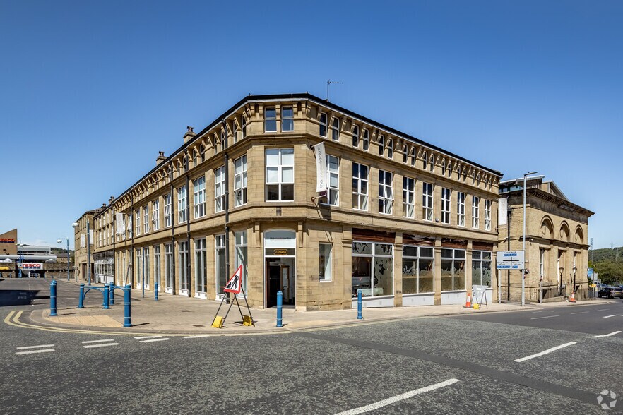 5-7 Northumberland St, Huddersfield for lease - Primary Photo - Image 1 of 5