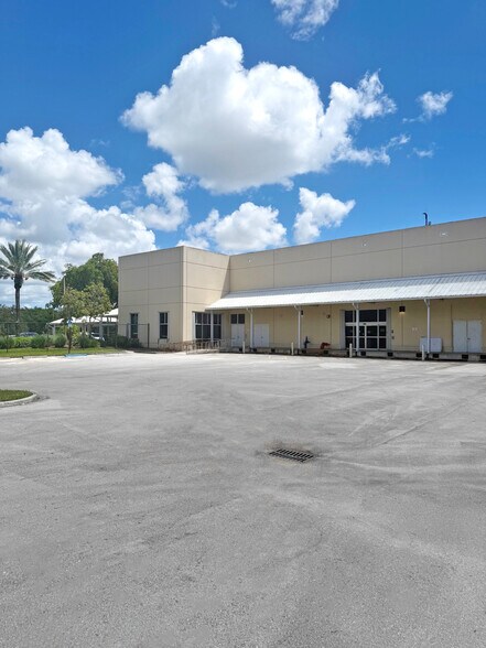 17100 NW 59th Ave, Hialeah, FL à louer - Photo du bâtiment - Image 2 de 14