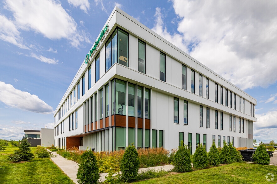 551 Rue Louis-Blériot, Mascouche, QC à louer - Photo du bâtiment - Image 2 de 18