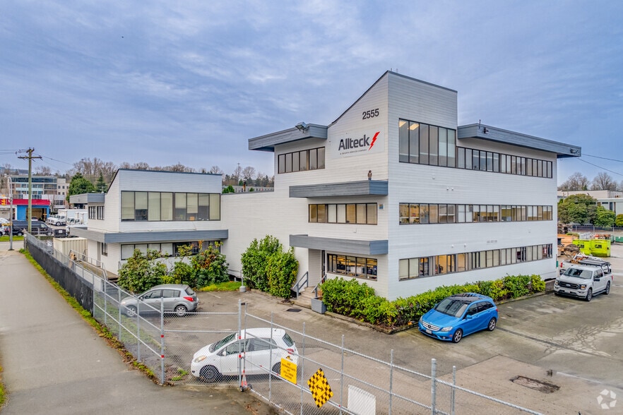 2555 Gilmore Ave, Burnaby, BC à louer - Photo principale - Image 1 de 3