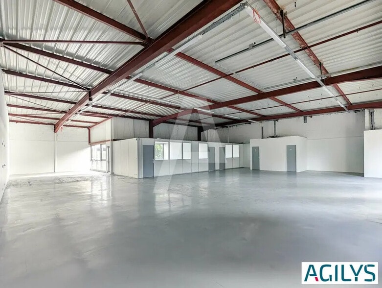 Flex in  for lease - Interior Photo - Image 3 of 12