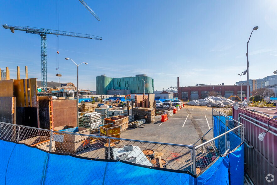 1331 Yards Pl SE, Washington, DC à louer - Photo du bâtiment - Image 2 de 4