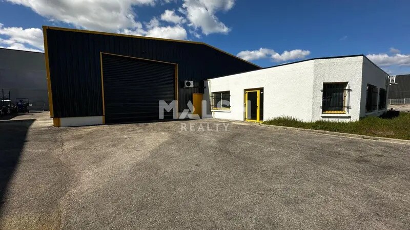Local d'activités dans Pusignan à vendre - Photo du bâtiment - Image 2 de 21