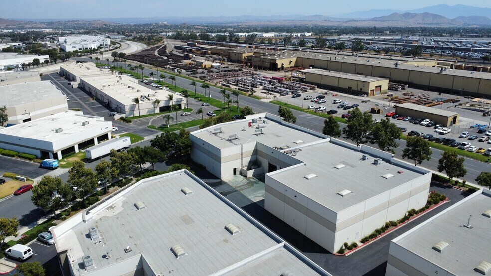 10513-10567 San Sevaine Way, Jurupa Valley, CA à vendre - Photo du bâtiment - Image 2 de 5