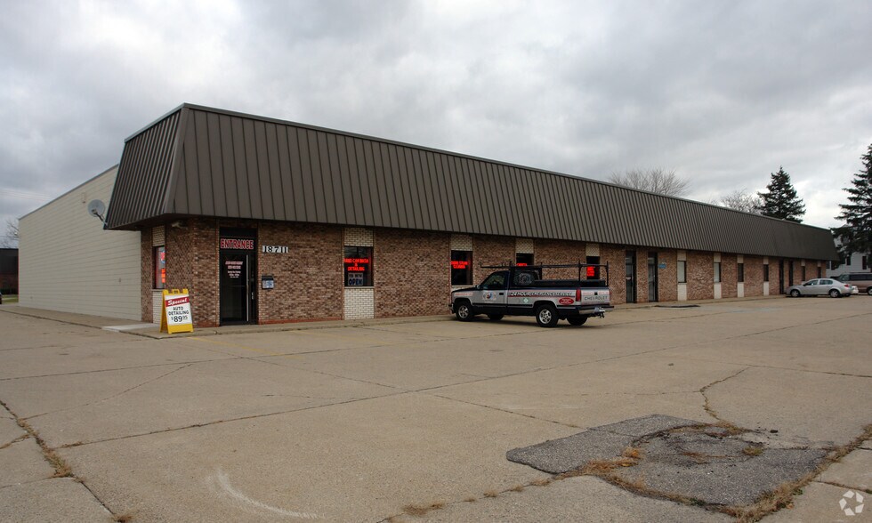 18711-18739 E 14 Mile Rd, Clinton Township, MI for lease - Primary Photo - Image 1 of 6