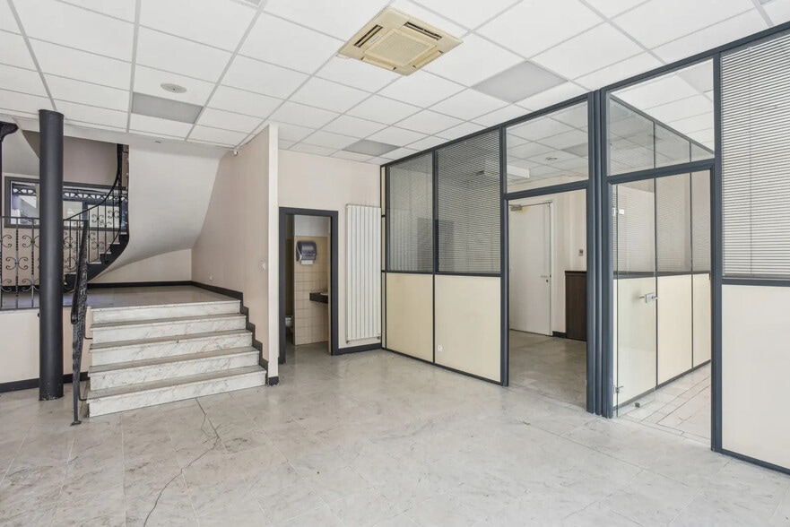 Retail in Paris for lease - Interior Photo - Image 2 of 13