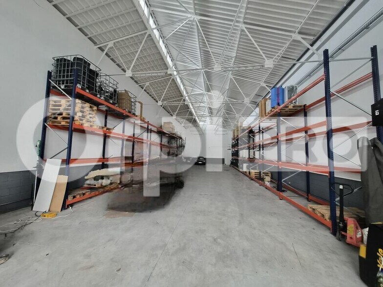 Flex in Reims for lease - Interior Photo - Image 2 of 5