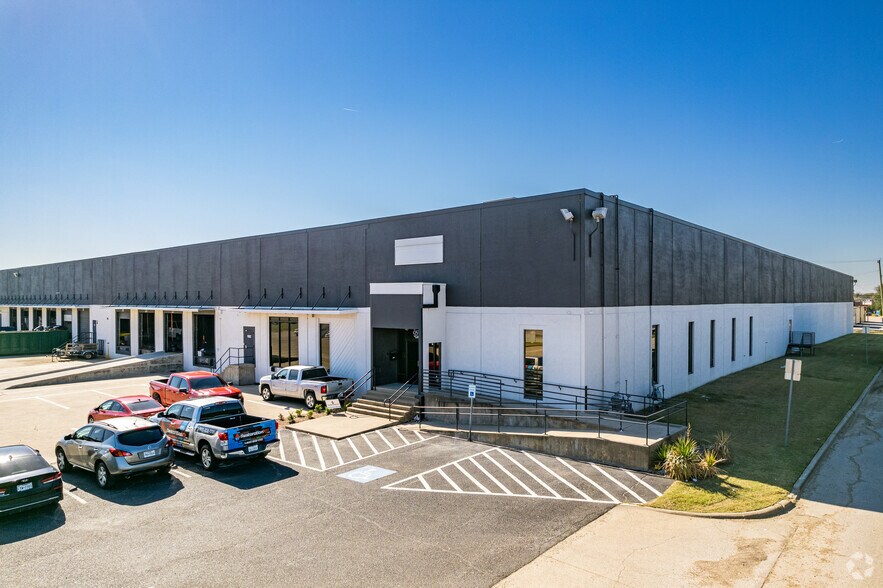 1725-1745 Hayden Dr, Carrollton, TX à louer - Photo du bâtiment - Image 3 de 8