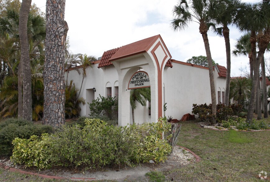 76 Pondella Rd, North Fort Myers, FL à vendre - Photo du bâtiment - Image 3 de 4