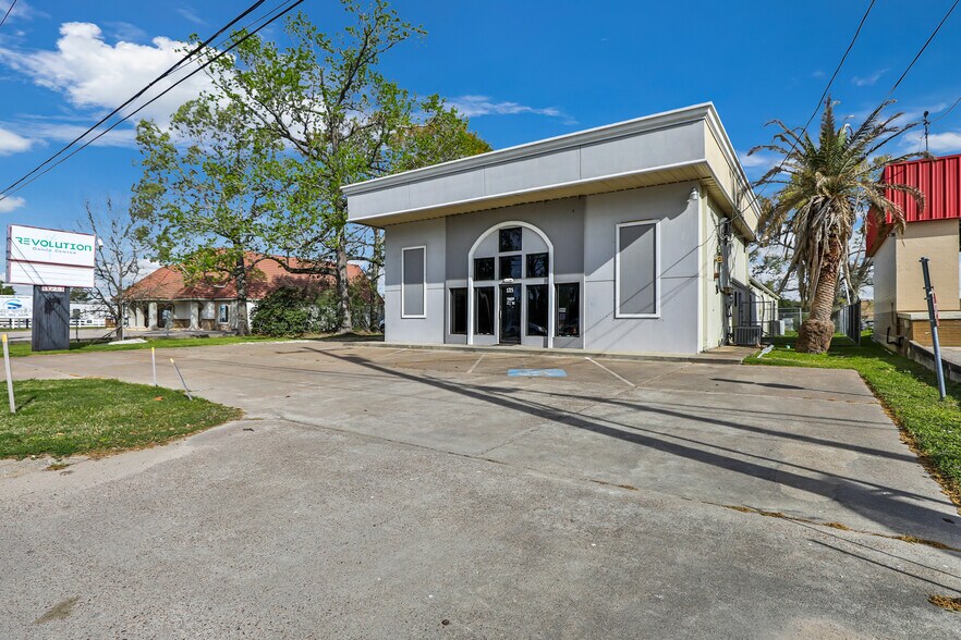 1725 Northpark Dr, Kingwood, TX à vendre - Photo du bâtiment - Image 3 de 26