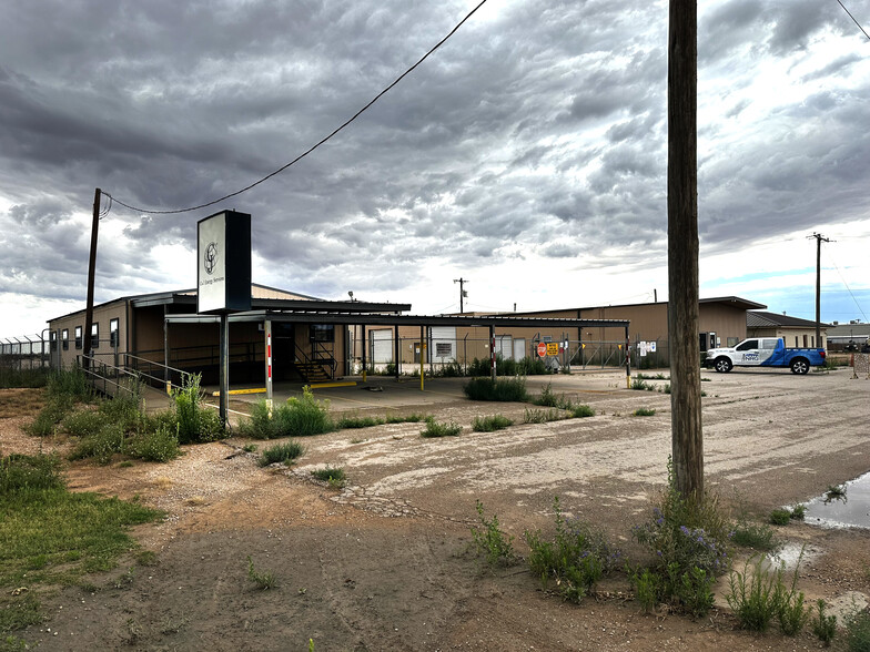 Highway 83 Frontage! Office & Shop Space portfolio of 2 properties for sale on LoopNet.ca - Building Photo - Image 3 of 20