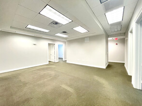 2670 Airport Rd S, Naples, FL for lease Interior Photo- Image 1 of 7