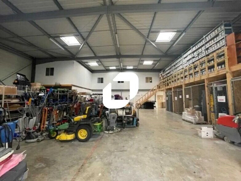 Office in Le Haillan for lease - Interior Photo - Image 1 of 9