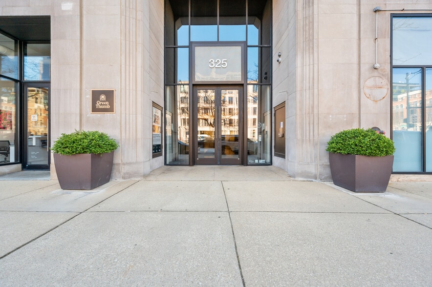 325 W Huron St, Chicago, IL à louer - Photo du bâtiment - Image 3 de 3