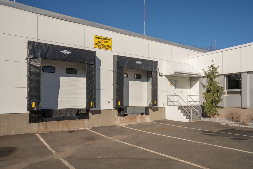 6 Britton Dr, Bloomfield, CT à louer - Photo du bâtiment - Image 3 de 38