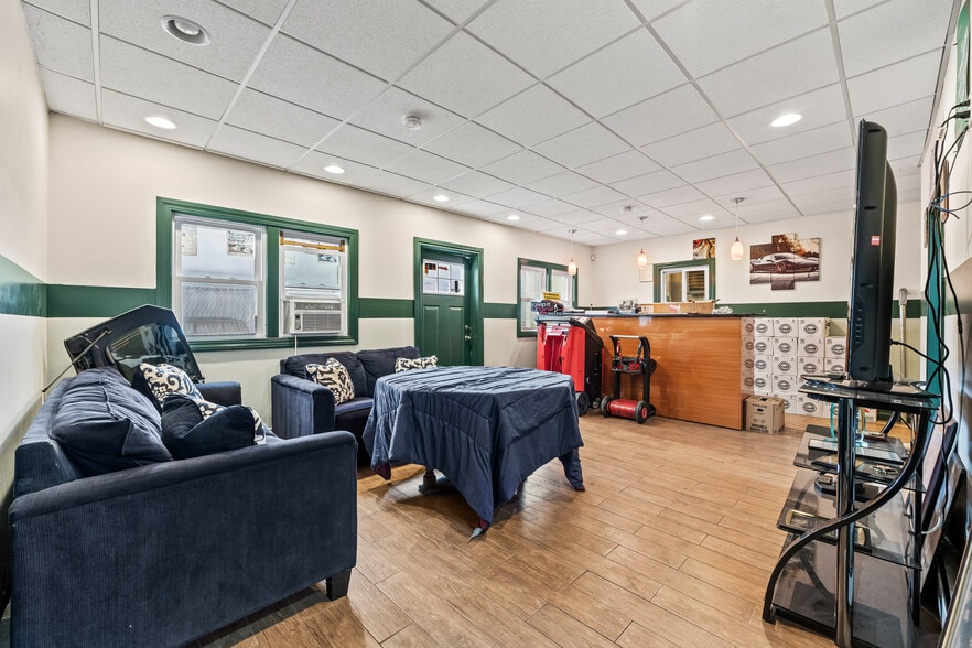 120 S 2nd St, New Hyde Park, NY for sale - Lobby - Image 2 of 23