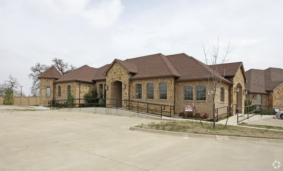 923 W Glade Rd, Hurst, TX for lease - Primary Photo - Image 1 of 2