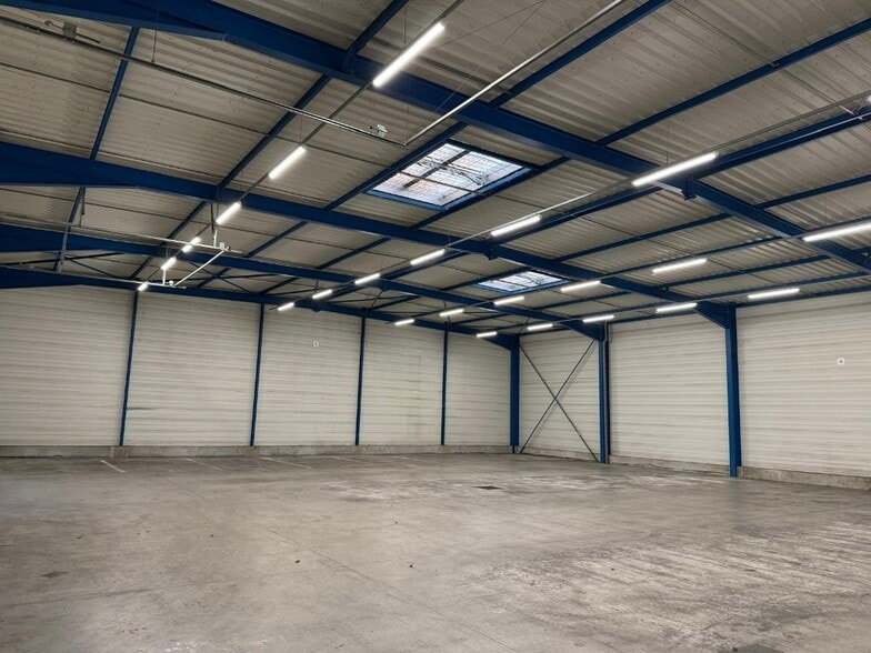 Flex in Saint-Apollinaire for lease - Interior Photo - Image 2 of 7