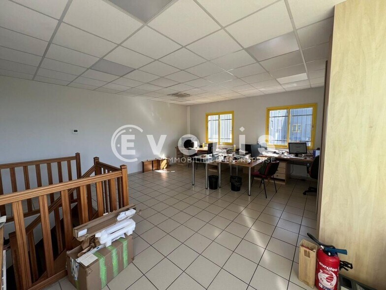 Flex in La Verpillière for lease - Interior Photo - Image 2 of 9