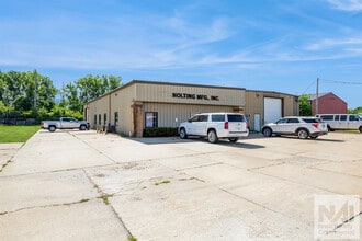 1265 Hawkeye Dr, Hiawatha, IA for lease Building Photo- Image 2 of 17