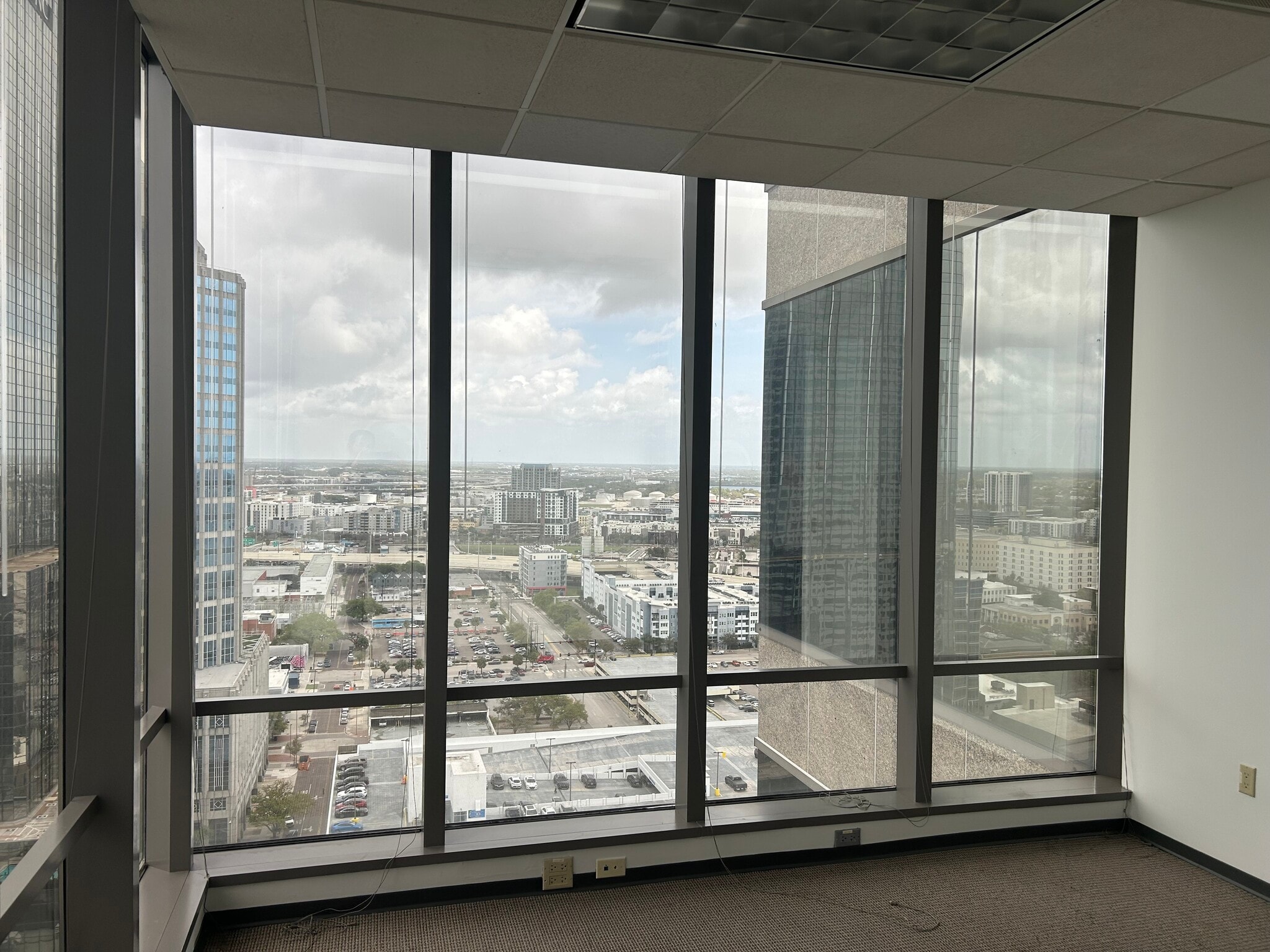 100 N Tampa St, Tampa, FL for lease Interior Photo- Image 1 of 7