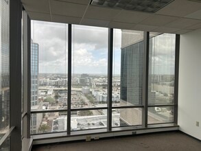 100 N Tampa St, Tampa, FL for lease Interior Photo- Image 1 of 7