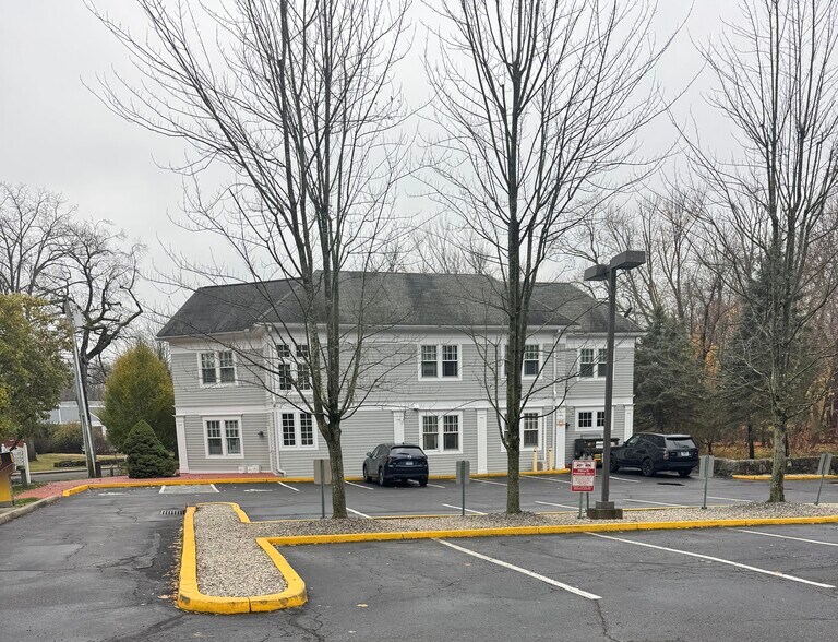 50 Old Kings Hwy N, Darien, CT à vendre - Photo du bâtiment - Image 2 de 10