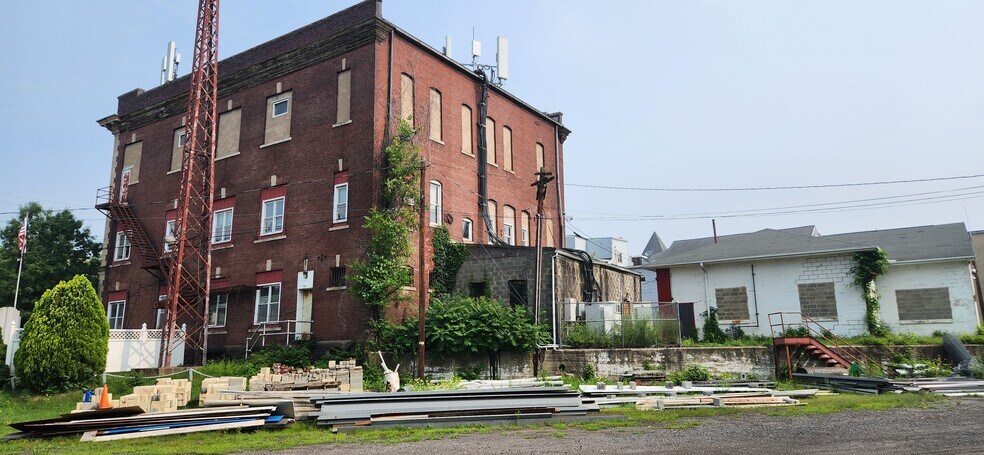 8 N Main St, Ashley, PA à vendre - Photo du bâtiment - Image 2 de 7