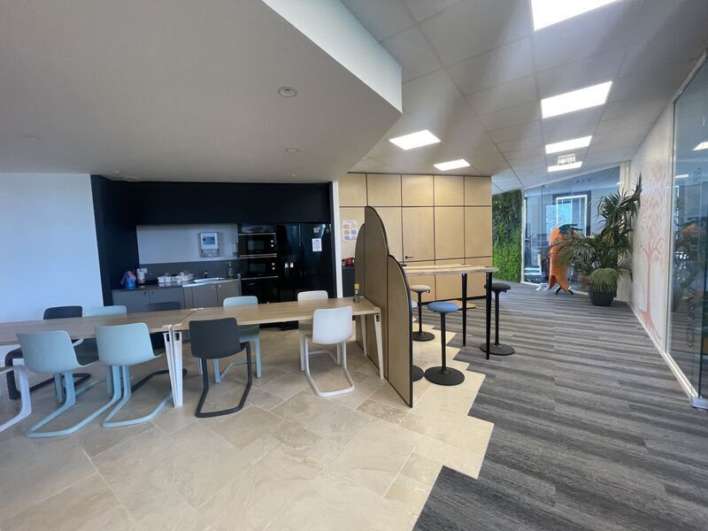 Office in Eysines for lease Interior Photo- Image 1 of 11