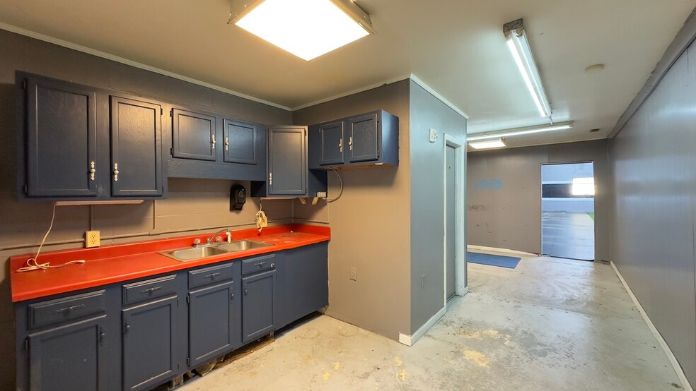 6933-6937 Oporto Madrid Blvd S, Birmingham, AL for lease - Building Photo - Image 3 of 8