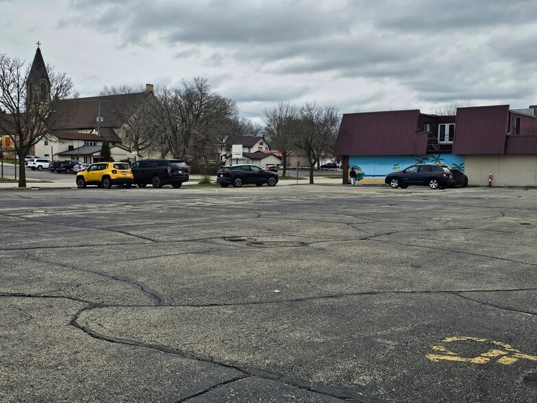 822 Broad St, Beloit, WI for lease - Building Photo - Image 3 of 3