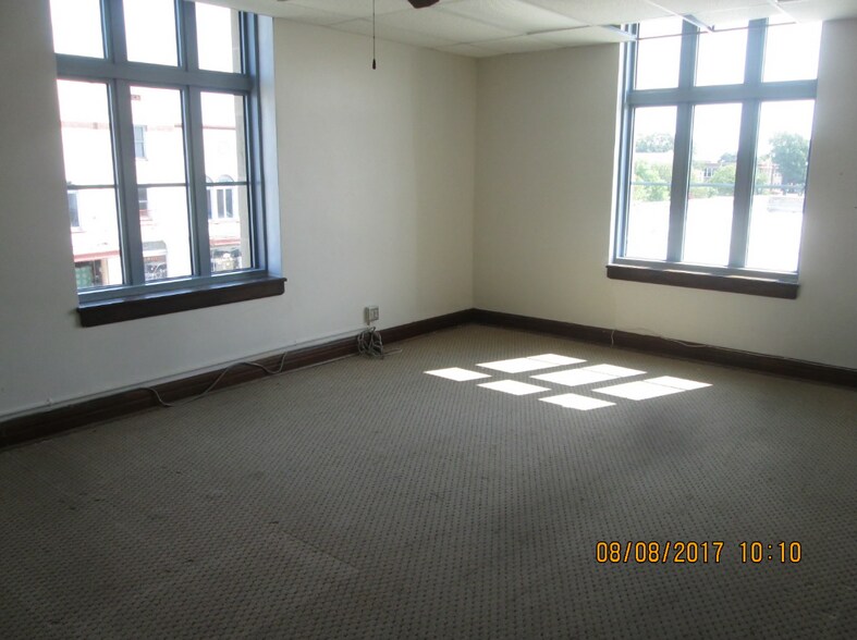 402 E Grand Ave, Ponca City, OK à louer - Photo intérieure - Image 3 de 5