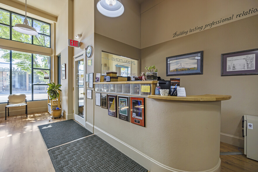 513 Main St, Klamath Falls, OR for sale - Lobby - Image 3 of 9