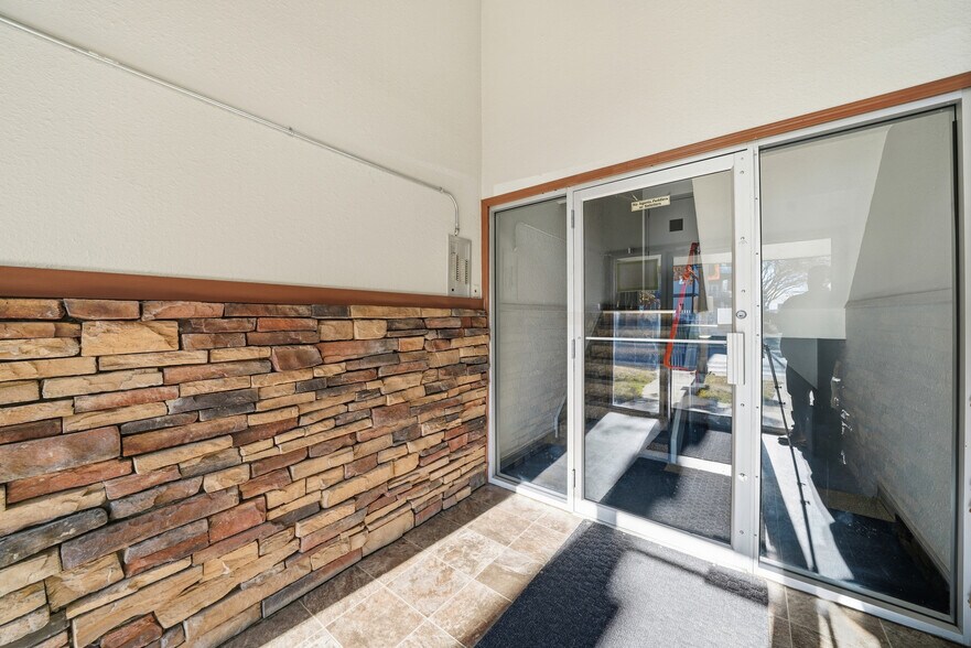 4746 55 St, Red Deer, AB à vendre - Photo du bâtiment - Image 2 de 19