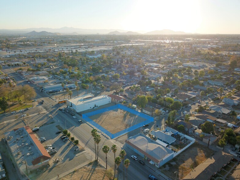 738 Mt Vernon Ave, San Bernardino, CA à louer - Photo du bâtiment - Image 2 de 7