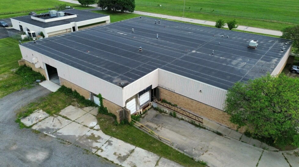 3027 Airpark Dr N, Flint, MI à vendre - Photo du bâtiment - Image 2 de 7