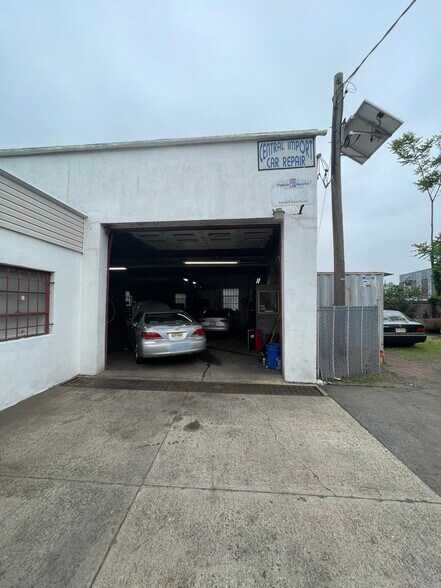 Mixed Use Property for Sale portefeuille de 2 propriétés à vendre sur LoopNet.ca - Photo principale - Image 3 de 3