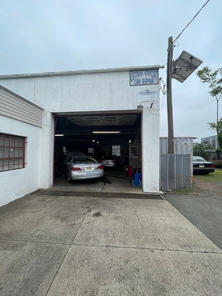 Mixed Use Property for Sale portfolio of 2 properties for sale on LoopNet.ca - Primary Photo - Image 3 of 3