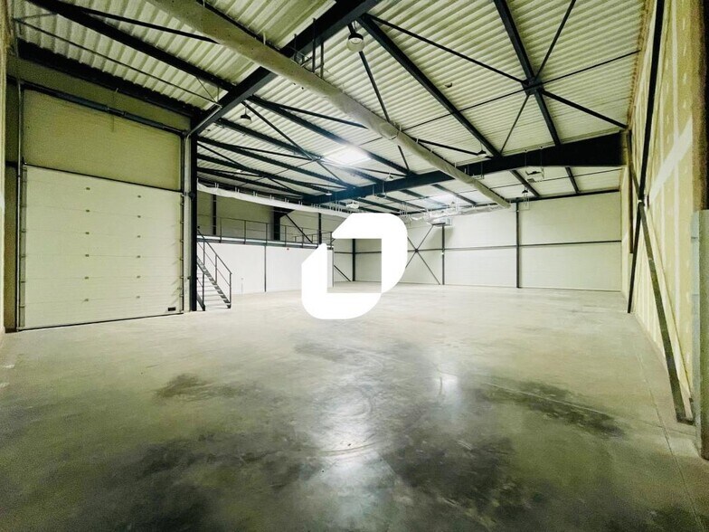 Flex dans Janneyrias à louer - Photo du bâtiment - Image 2 de 21