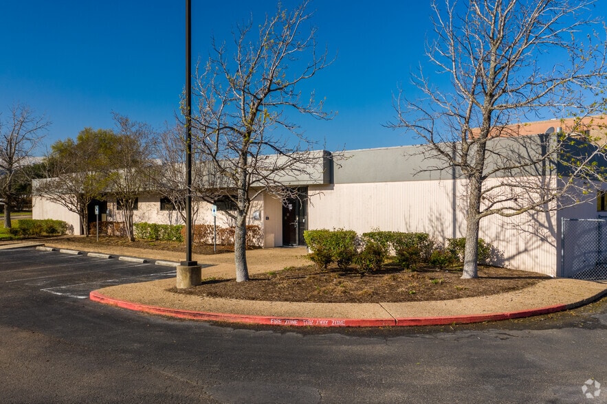 1624 Headway Cir, Austin, TX for lease - Primary Photo - Image 1 of 16