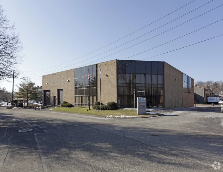 1 Riverbend Dr S, Stamford, CT à louer - Photo du bâtiment - Image 2 de 4