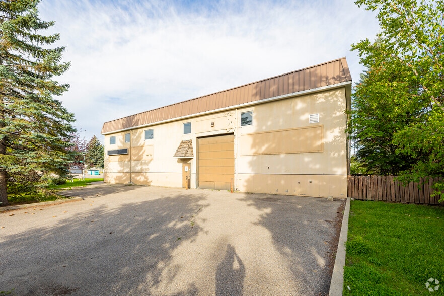 7636 Fairmount Dr SE, Calgary, AB for lease - Building Photo - Image 2 of 7